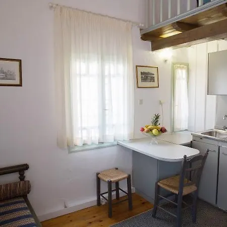 Nostos Aparthotel 3*